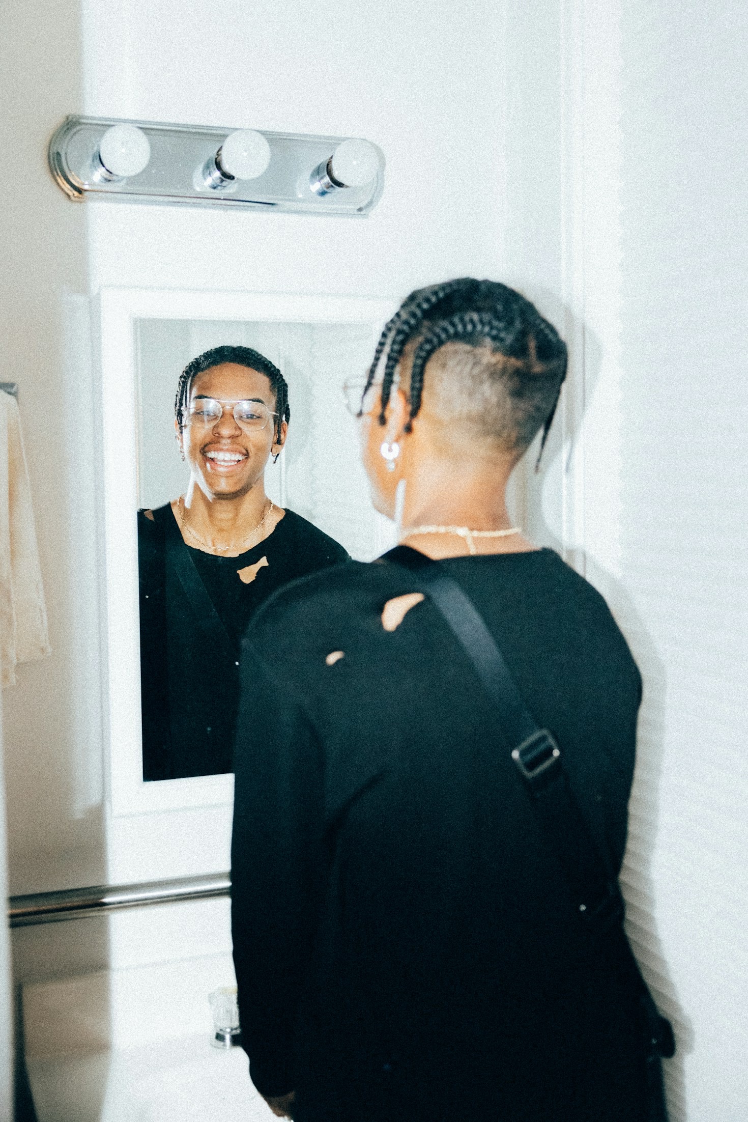 Navigating Relationships and Romance While Losing Hair